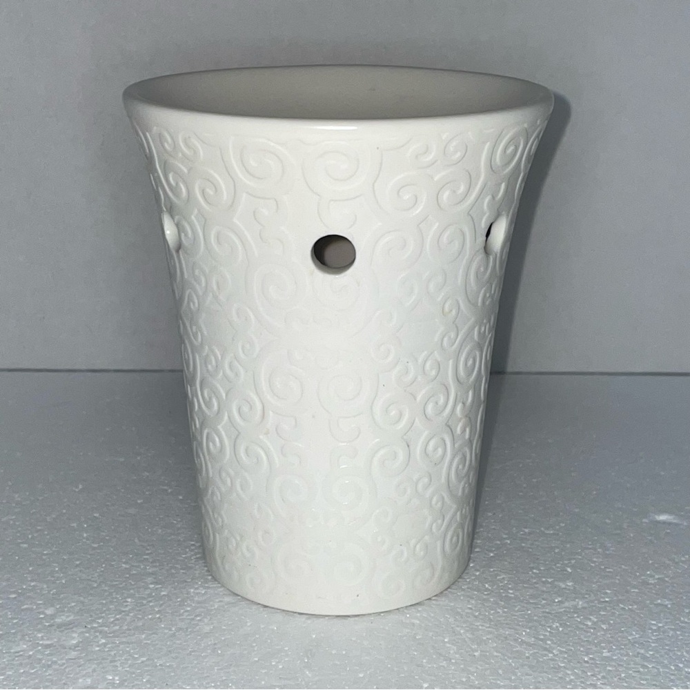Yankee Candle White Textured wax warmer/tart warmer.